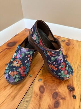 Women’s Floral Slip-On Clogs - Navy Multi nursing sanita